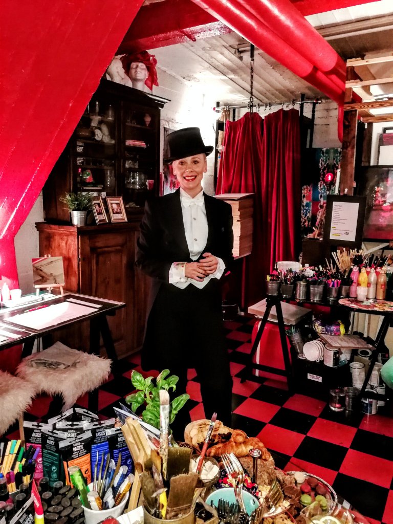 Idean kehittäjä, Creatimagian omistaja Paula Rusokallio elementissään. 