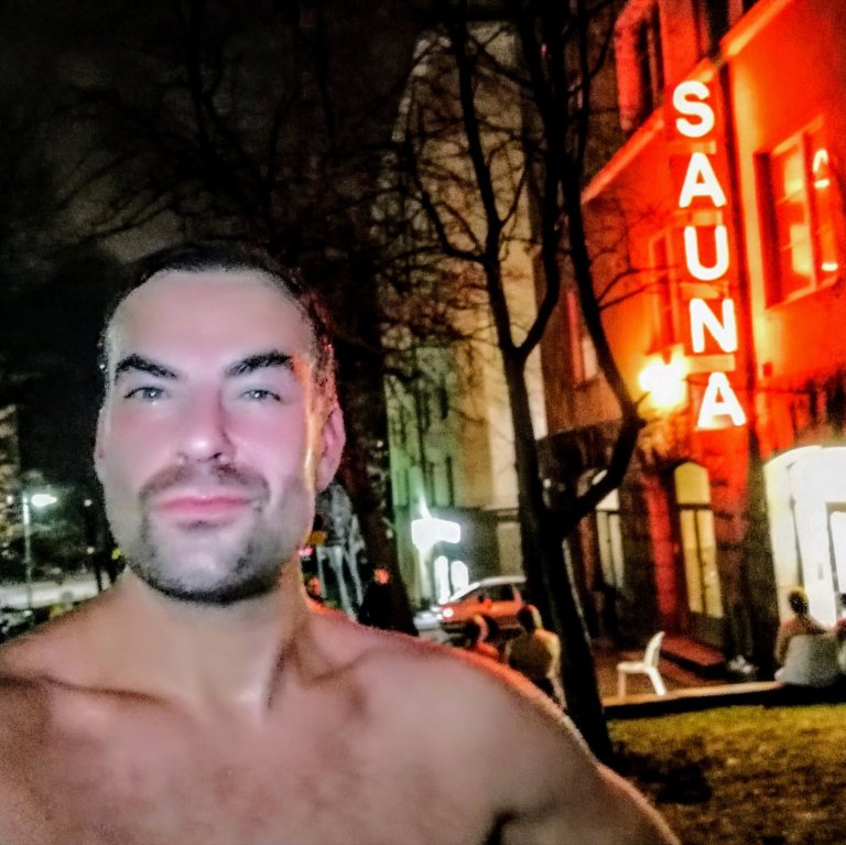 Kotiharjun saunan vilpolassa voi nauttia kalliolaisesta, urbaanista kaupunkinäkymästä.