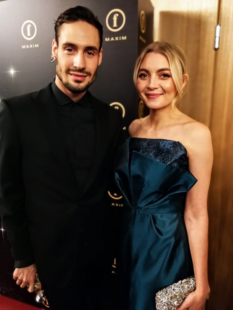 Uuden Maximin kunniaksi Mert Otsamo suunnitteli Finnkinolle  upean iltapuvun, jota avajaisillassa kantoi hurmaava Jenny Rotonen. 