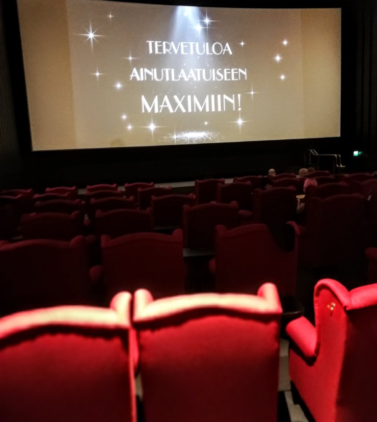 Maximin punaisessa salissa on lämmin tunnelma.