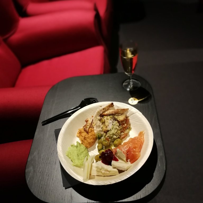 Tapaksia ja shampanjaa leffa-eväänä!