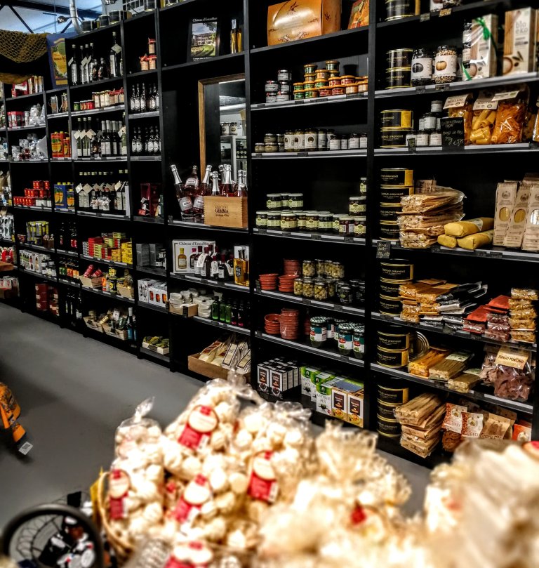 Tuotteiden esimerkillinen esillepano à la Ranskalainen Herkkukauppa. 