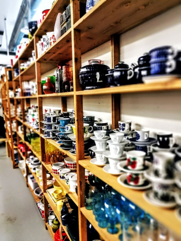 Lasihallin toinen pääty on varattu rempassa olevan hallin kakkoskerroksen kauppiaille. Uutta ja Vanhaa notkuu nimensä mukasesti uutta ja hyvällä tuurilla keräilykappaleita Arabiaa ja Iittalaa.