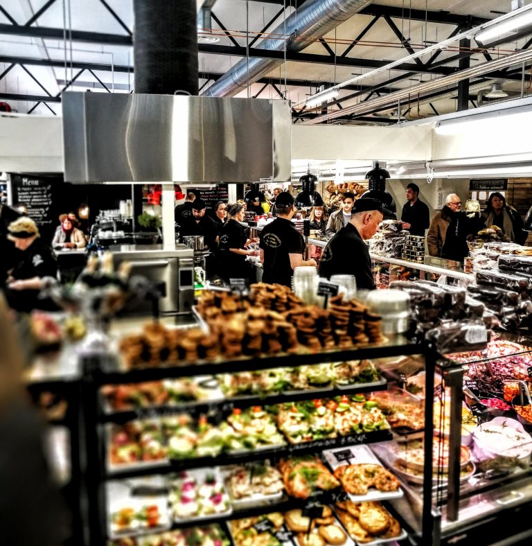 Kalaliike Marja Nätti on kuin Hakiksen vastine Tukholman Östermalmin kauppahallin Lisa Elmqvist-kalakaupalle. 