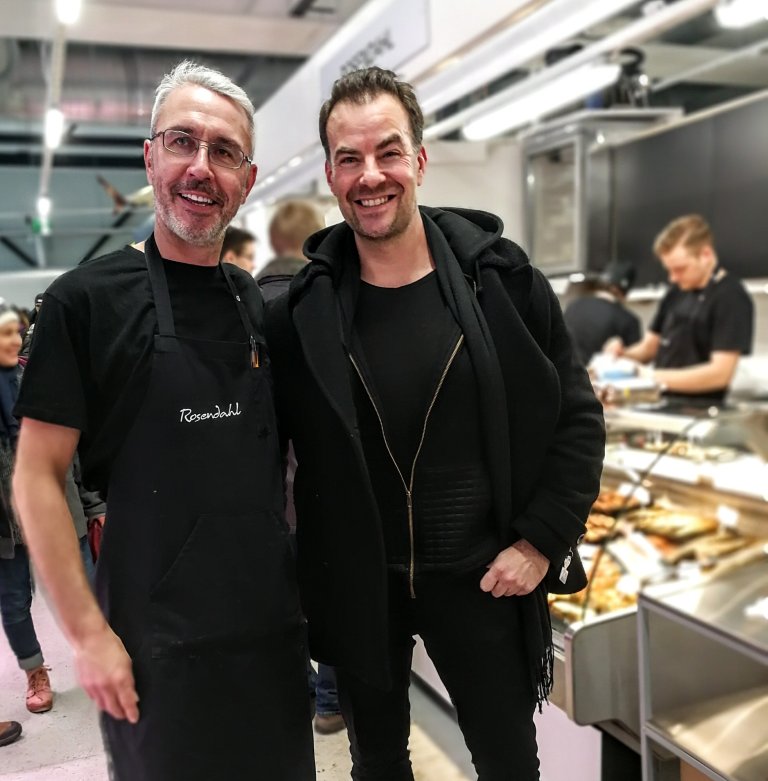 Hallin charmein kauppias, Kalakauppa Rosendahlin Jukka tietää kalaherkuista lähes kaiken ja tiskin savustetut katkaravut on stadin parhaat. 