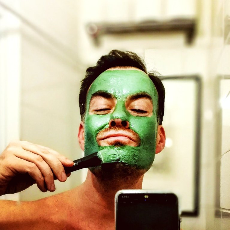 1. Maski levitetään kasvoille, mieluiten jollain pensselillä.