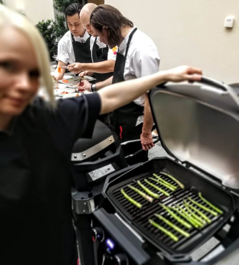 Tanskalaisen keittiömestari Charlotte Steen Wendelbom pyöräytti parsat parilalla kädenkäänteessä. 