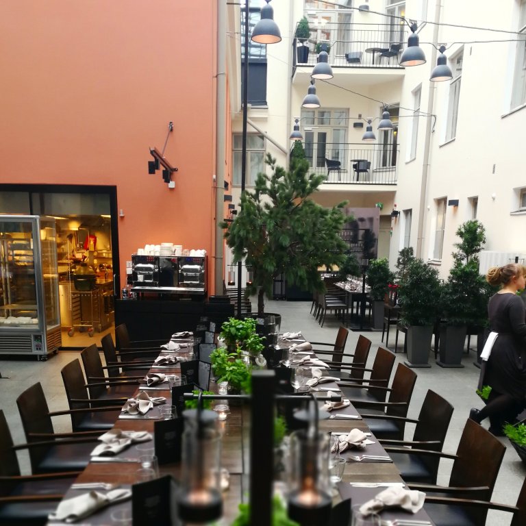 Ravintola Olon Garden on visiitin arvoinen, piilotettu helmi Helsingin Helenankadulla. 